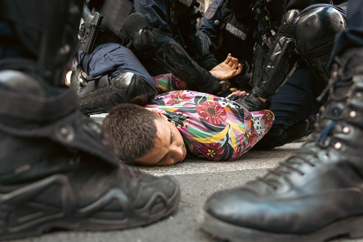 Hapšenje demonstranta tokom protesta